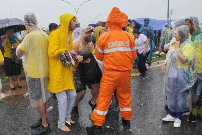 Raio atinge apoiadores durante ato de Nikolas Ferreira em Brasília