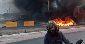 Revolta: motoboys interditam proximidades da UEMA reclamando direito a maior