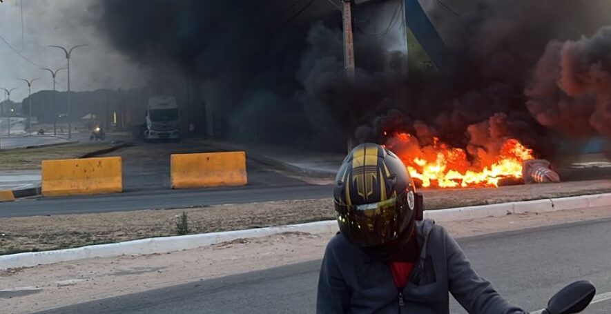 Revolta: motoboys interditam proximidades da UEMA reclamando direito a maior