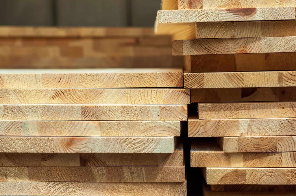 Revolução na construção: cientistas criam madeira superforte que pode substituir