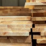 Revolução na construção: cientistas criam madeira superforte que pode substituir