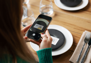 Tarcísio veta lei que obriga cardápios impressos em São Paulo