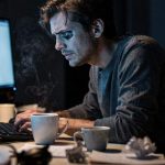 Tomar café sem entender a meia-vida pode minar seu desempenho