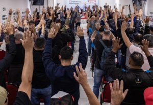 Trabalhadores autorizam sindicato a negociar dívidas e retomada da Avibras