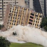 Tradicional hotel de luxo é implodido no centro de Brasília