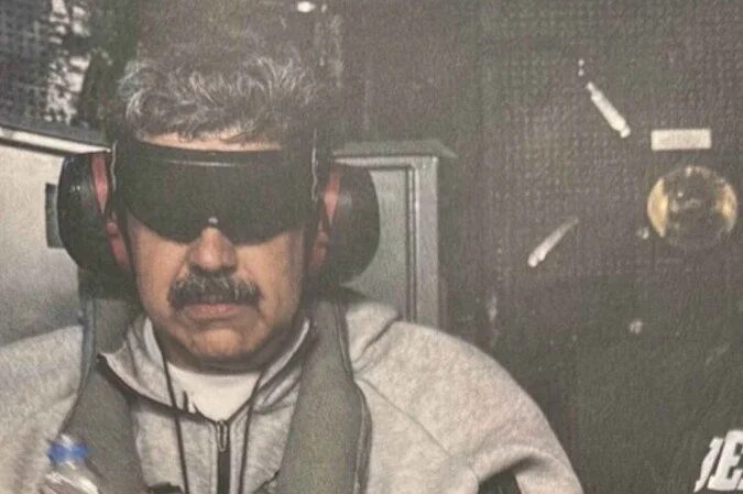 Trump divulga foto de Maduro sob custódia dos Estados Unidos