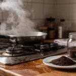 Truques curiosos e baratos para eliminar cheiro forte na cozinha