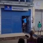 Vídeo: homem se tranca em casa lotérica após longa espera