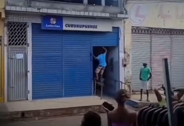 Vídeo: homem se tranca em casa lotérica após longa espera