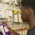 câmera flagra cliente racista agredindo jovem atendente