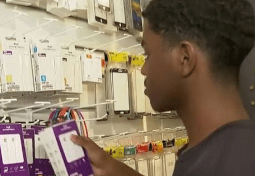 câmera flagra cliente racista agredindo jovem atendente